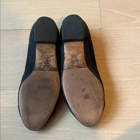 Chanel Black Flats with Logo Detail - Picture 4 of 6